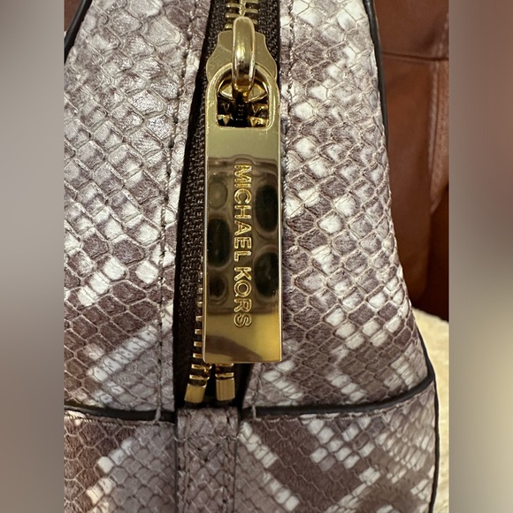 Michael Kors NWOT

Saffiano Stud Small Satchel, Dark Sand - Picture 9 of 10